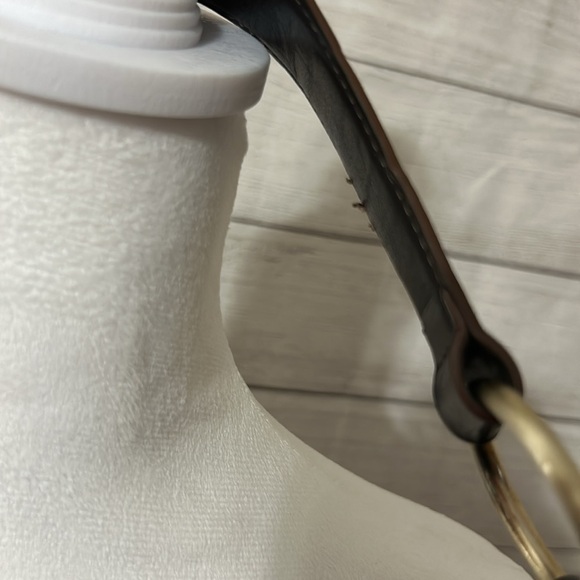 Elegant Black Leather Shoulder Bag - Picture 3 of 4